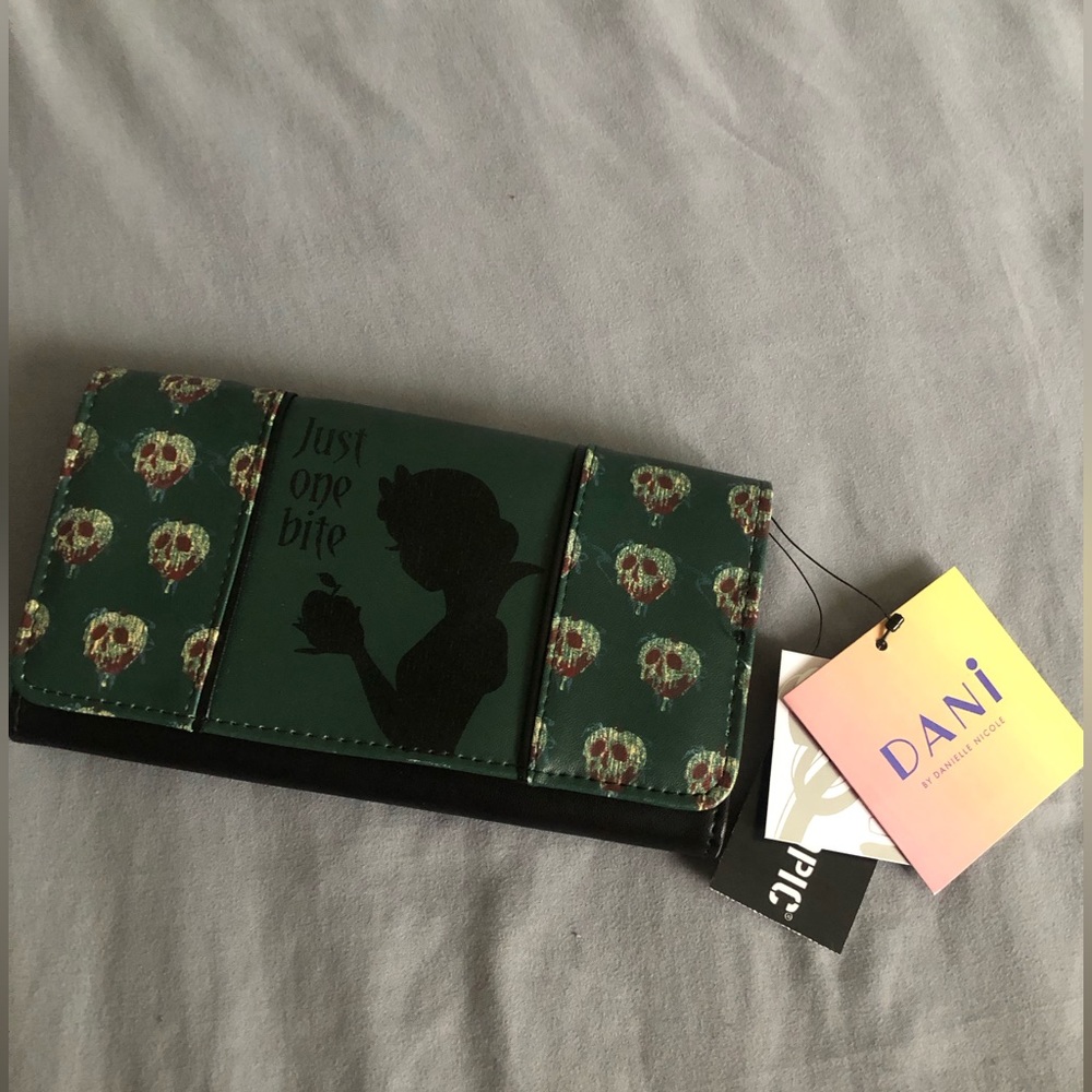 Brand new Snow white and poisoned apple wallet